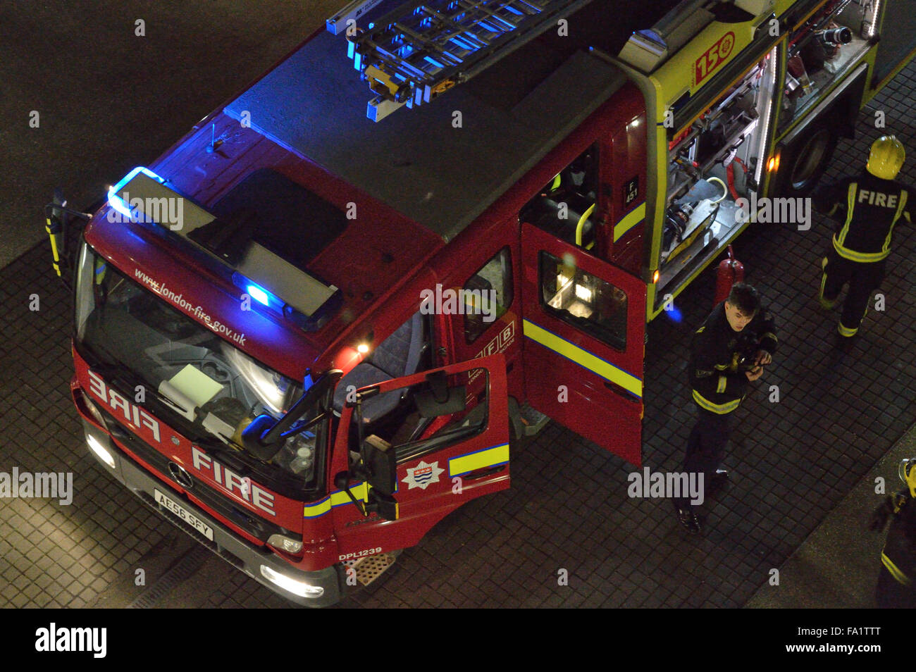 Zwei Geräte vom Londoner Feuerwehr besuchen ein flaches Feuer in North Woolwich, London Stockfoto