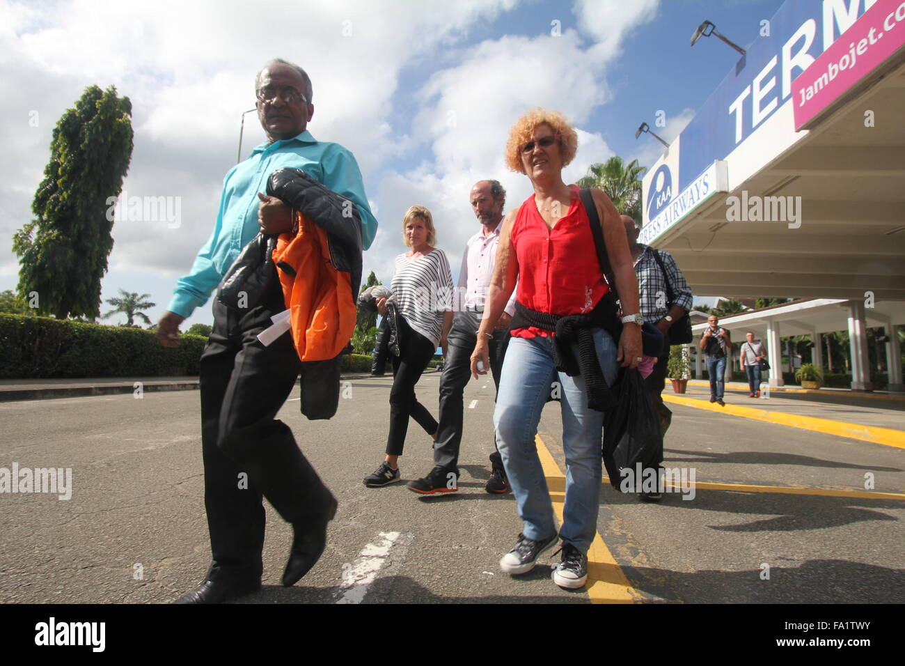 Mombasa, Kenia. 20. Dezember 2015. Passagiere von der Notfall gelandet Flugzeug der Air France verlassen ein Abfertigungsgebäude am Moi International Airport in Mombasa, Kenia, 20. Dezember 2015. Kenianische Sicherheitskräfte am Sonntag entfernt vermuteten Sprengstoff aus einen Flug mit Air France, nachdem es eine Notlandung in der Küste von Mombasa über Bombendrohung gemacht. Bildnachweis: Mbuyu Cazeiya/Xinhua/Alamy Live-Nachrichten Stockfoto