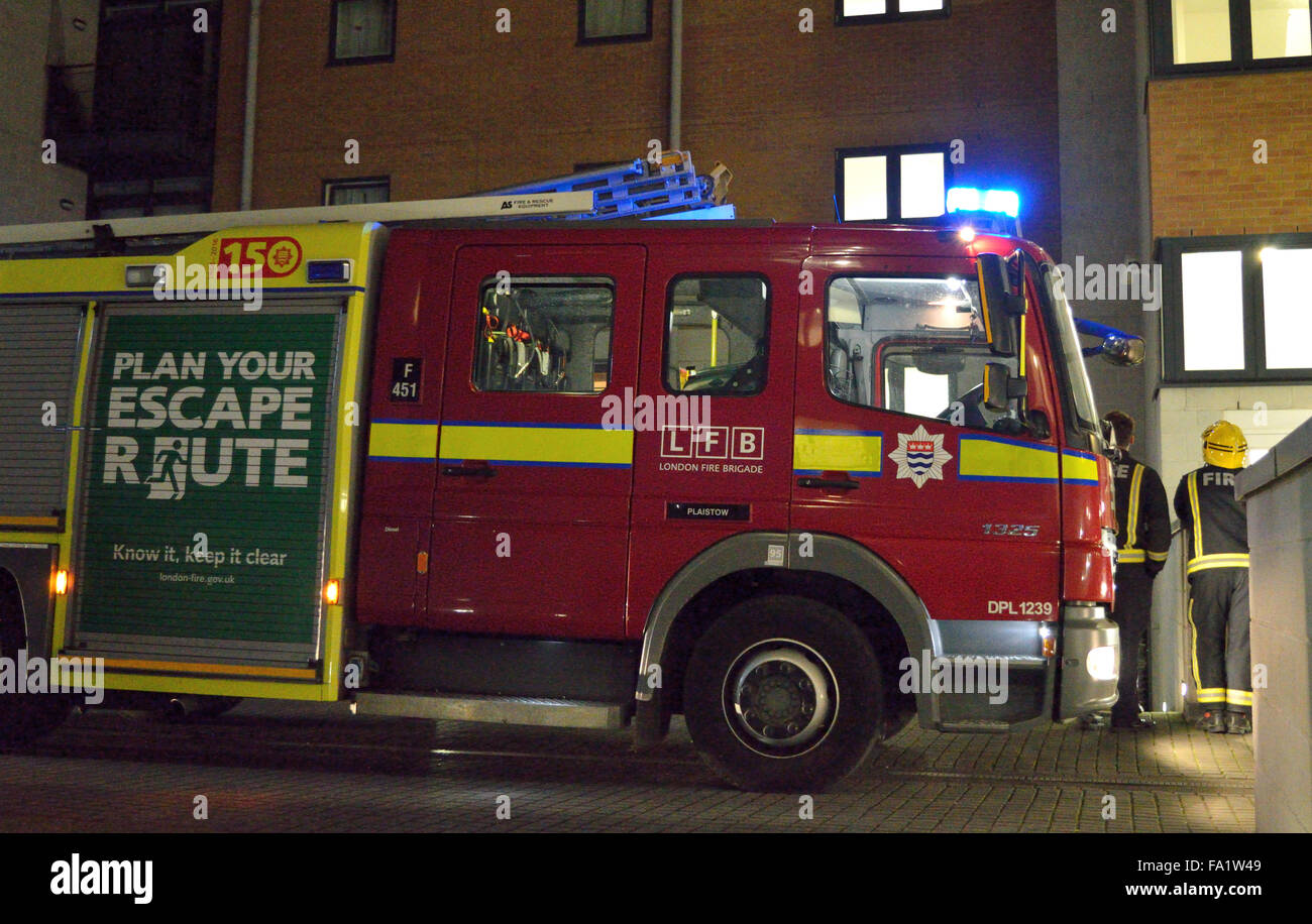 Feuerlöschfahrzeuge aus London Feuerwehr besuchen ein flaches Feuer in North Woolwich, London Stockfoto