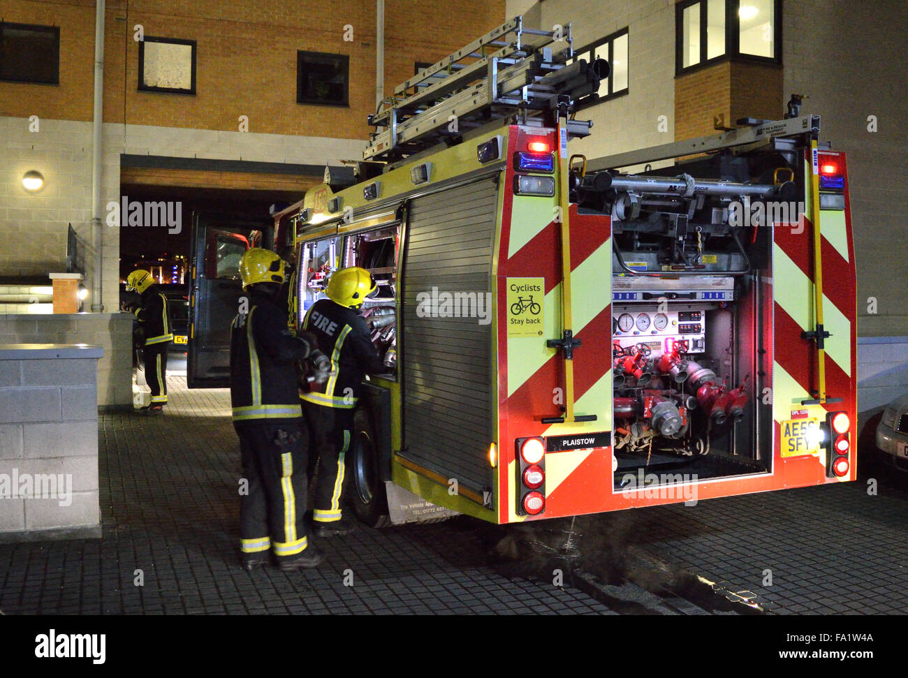 Zwei Geräte vom Londoner Feuerwehr besuchen ein flaches Feuer in North Woolwich, London Stockfoto