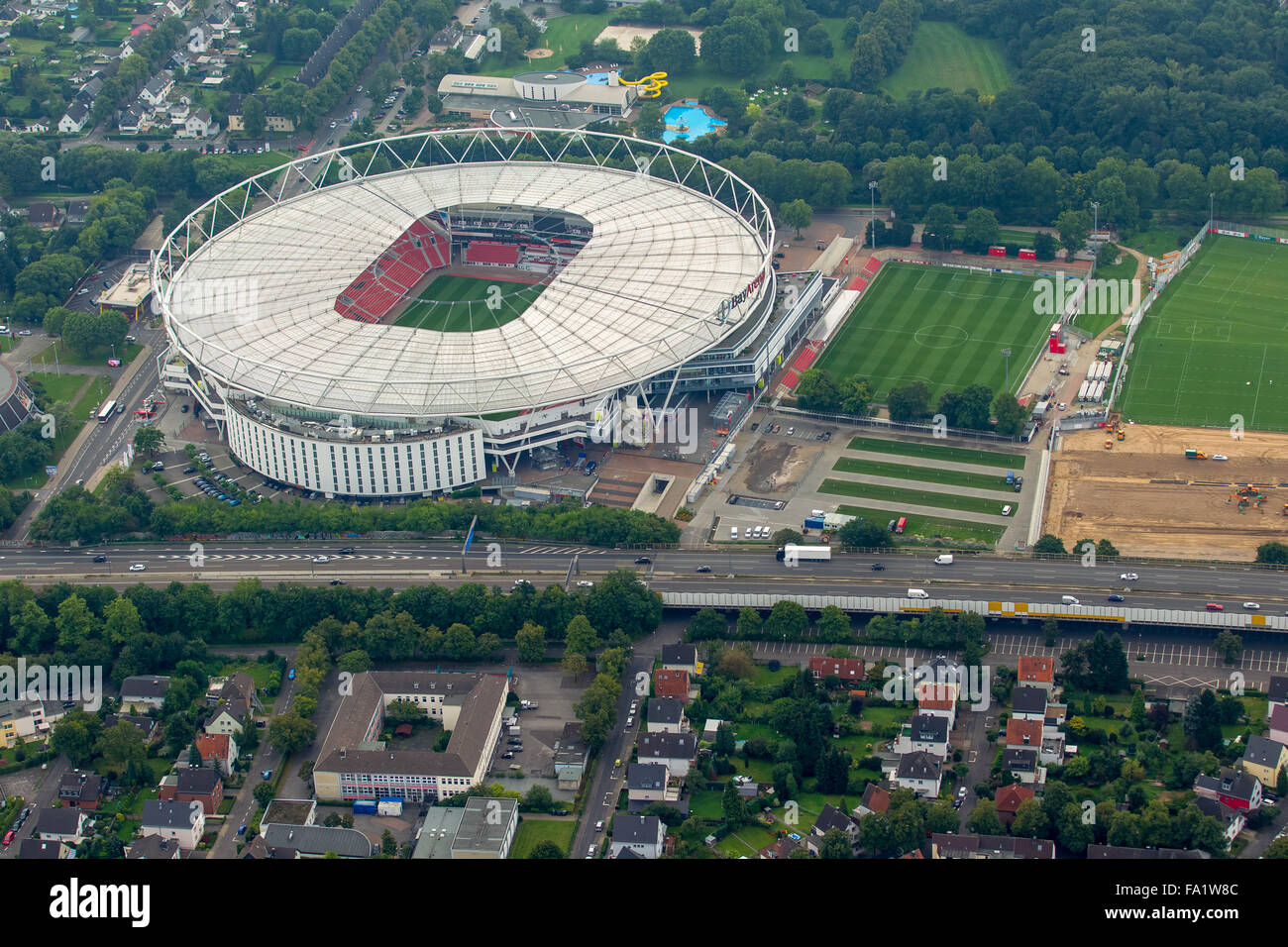 Fußball-Stadion BayArena Leverkusen, 1. Bundesliga, Autobahnabschnitt zwischen dem Kreuz Leverkusen und der Autobahn Brücke Rhein Stockfoto