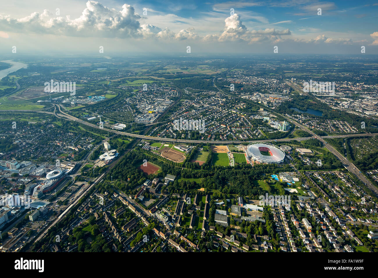Fußball-Stadion BayArena Leverkusen, 1. Bundesliga, Autobahnabschnitt zwischen dem Kreuz Leverkusen und der Autobahn Brücke Rhein Stockfoto