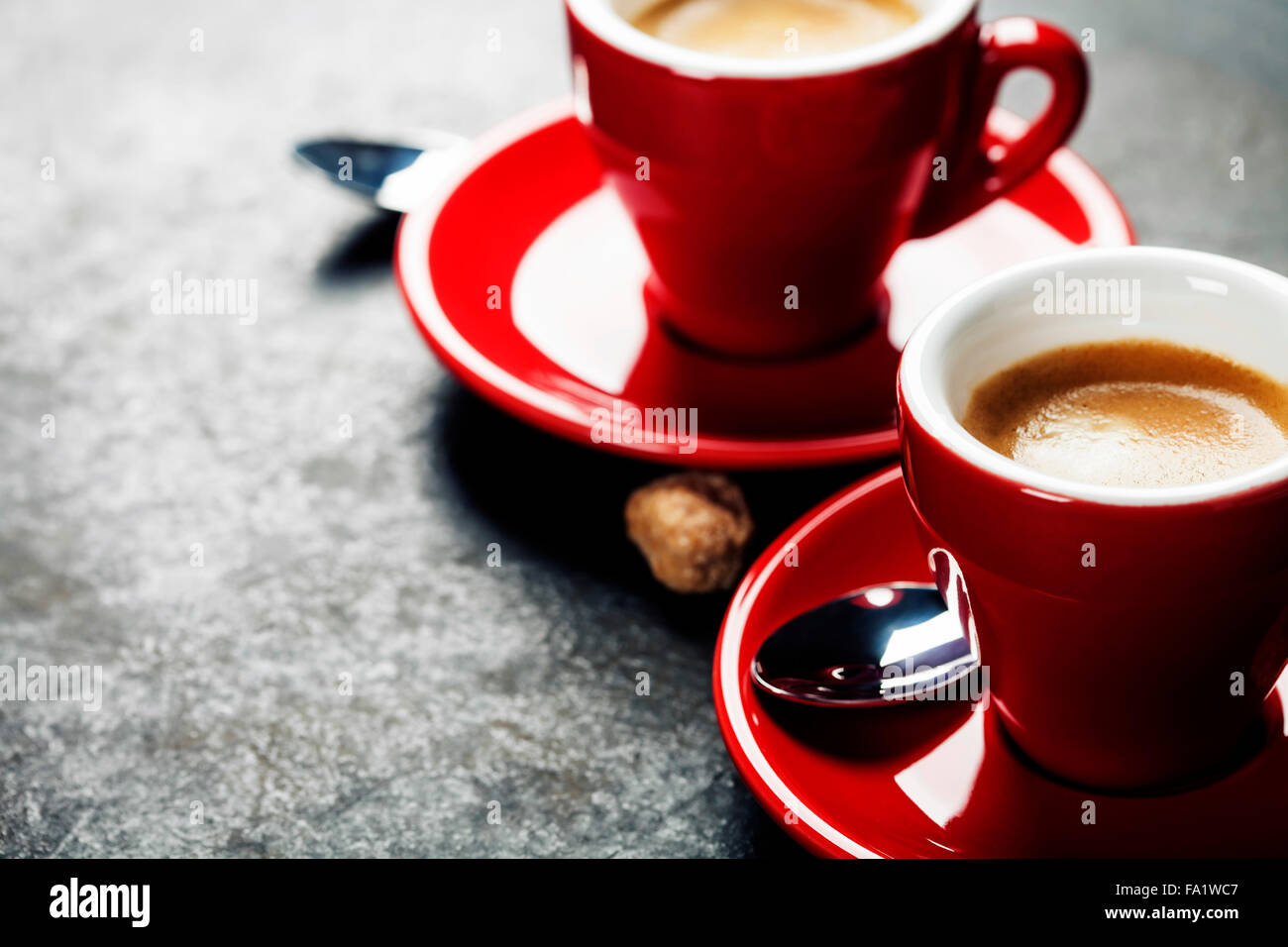 Kaffee Espresso. Rote Tassen Kaffee auf dunklem Hintergrund Stockfoto