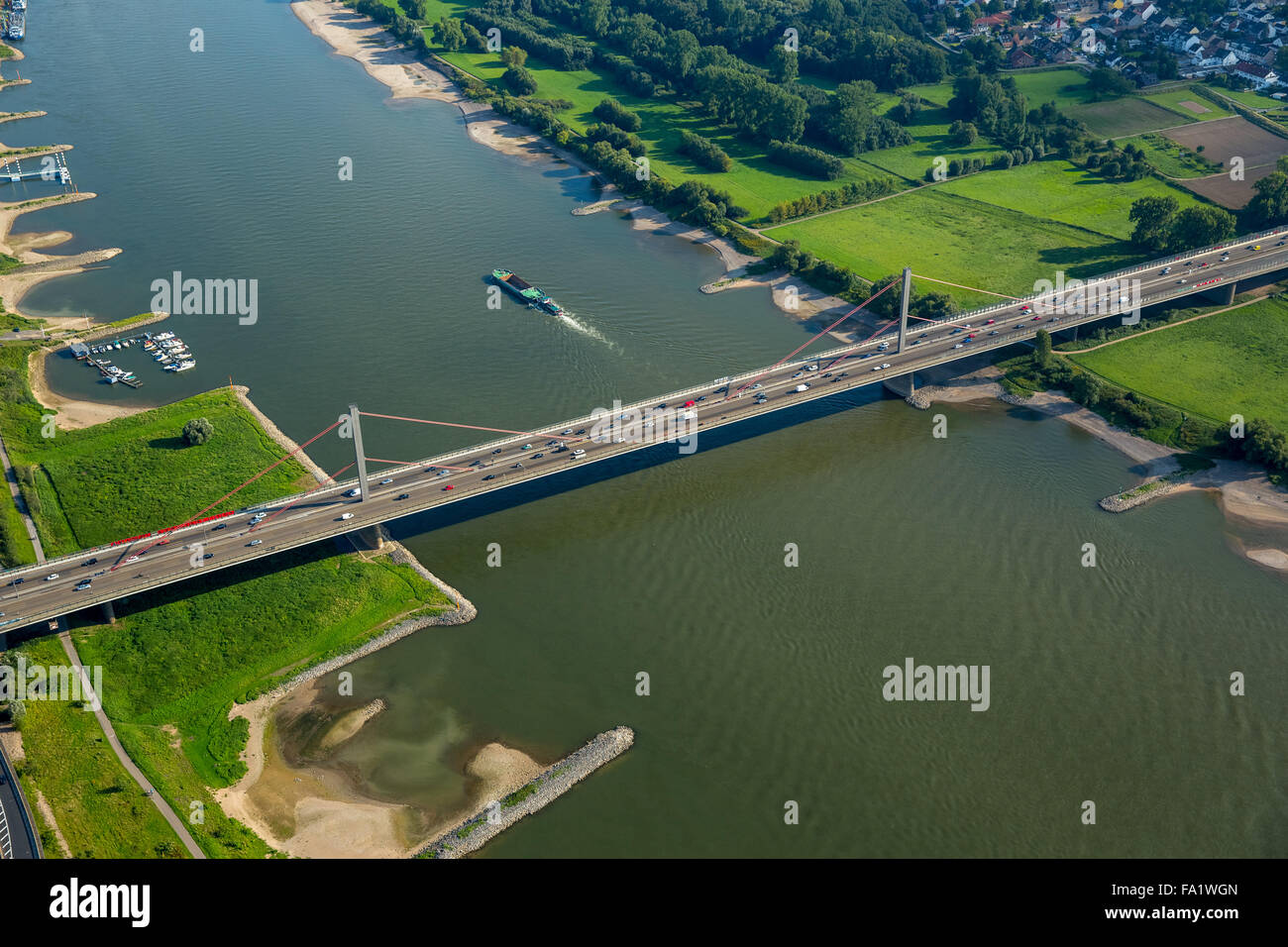 Fußball-Stadion BayArena Leverkusen, 1. Bundesliga, Autobahnabschnitt zwischen dem Kreuz Leverkusen und der Autobahn Brücke Rhein Stockfoto