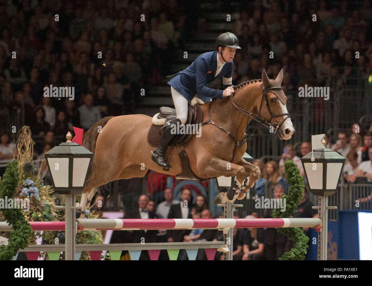 London, UK. 19. Dezember 2015. Olympia International Horse Show. London UK. Der Weihnachtsbaum-Einsätze. Scott Brash (GBR) Reiten Hallo ewig @Julie Priestley/AlamyLiveNewss Stockfoto