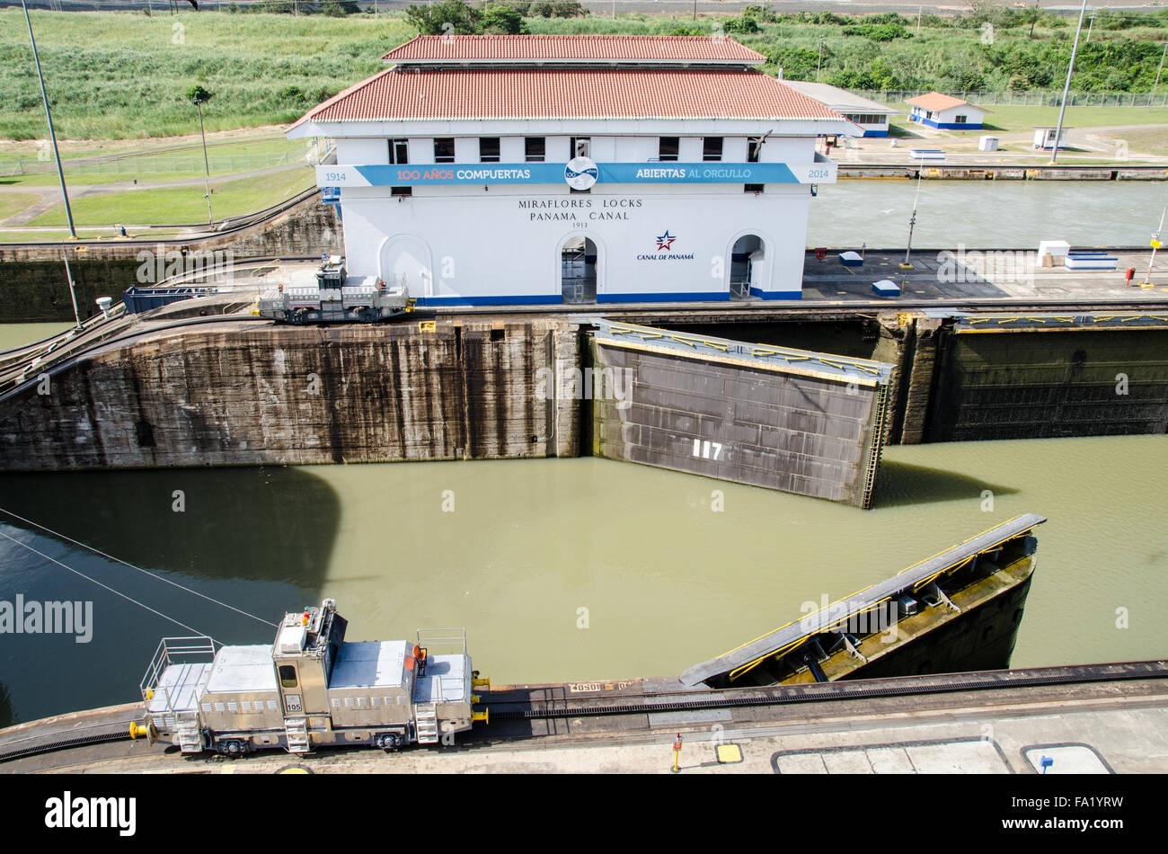 E-Lok, Maultier und Schleusen Miraflores Locks, Panamakanal, Panama Stockfoto