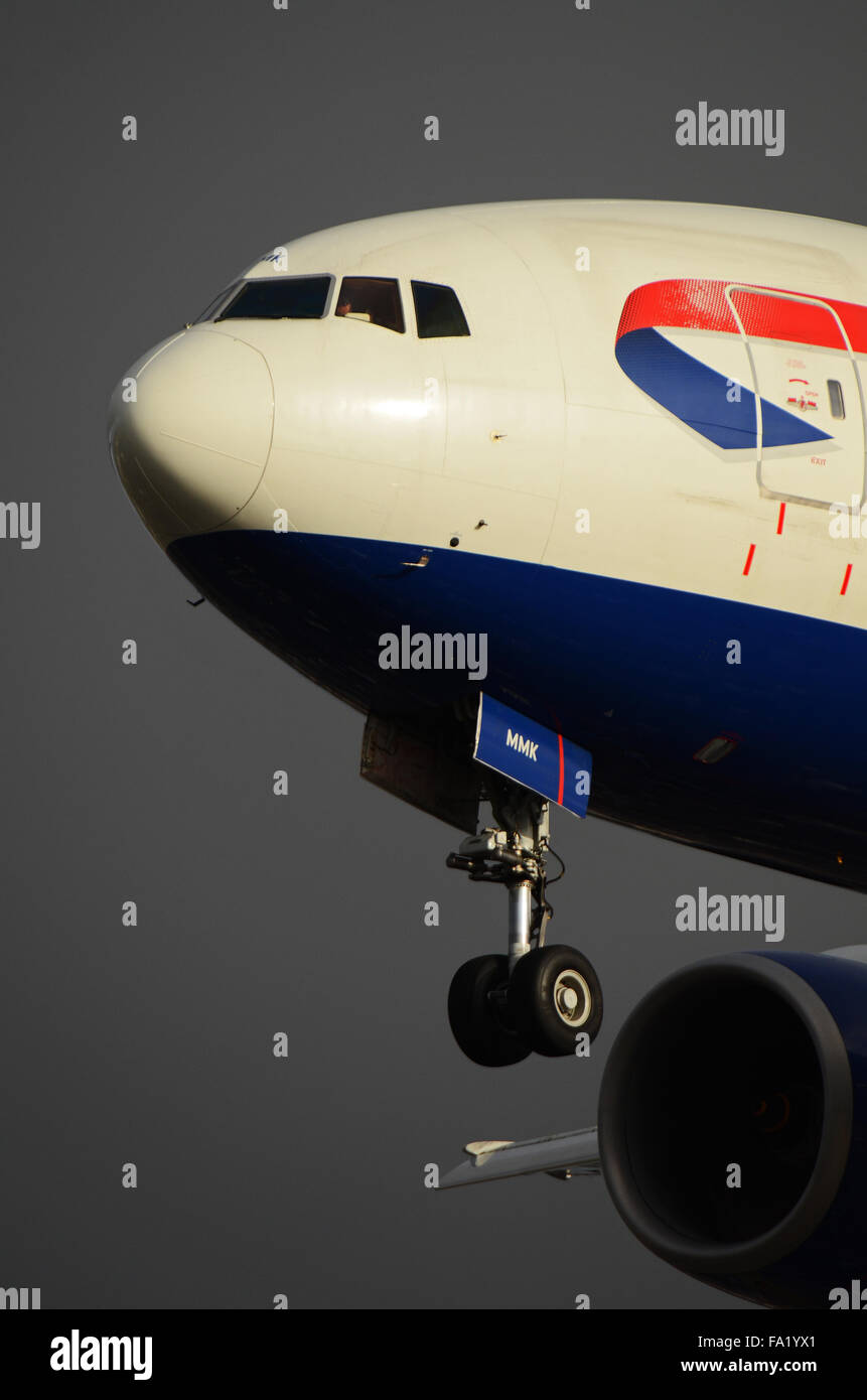 British Airways Boeing 777 -236 (er) - Jet-Flugzeug G-YMMK landet am Flughafen London Heathrow, Großbritannien Stockfoto