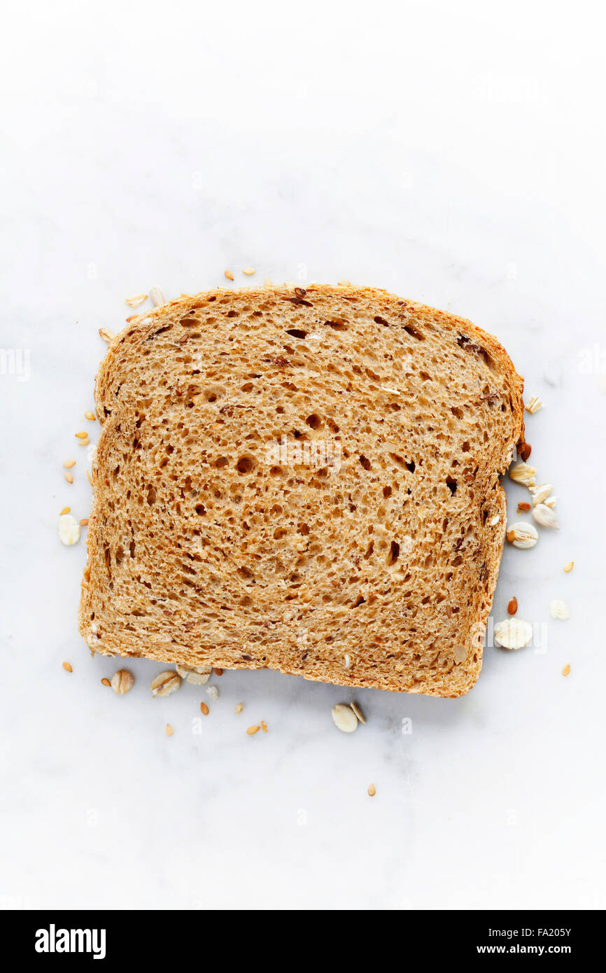 Scheibe Vollkornbrot auf weißem Marmor Hintergrund Stockfoto