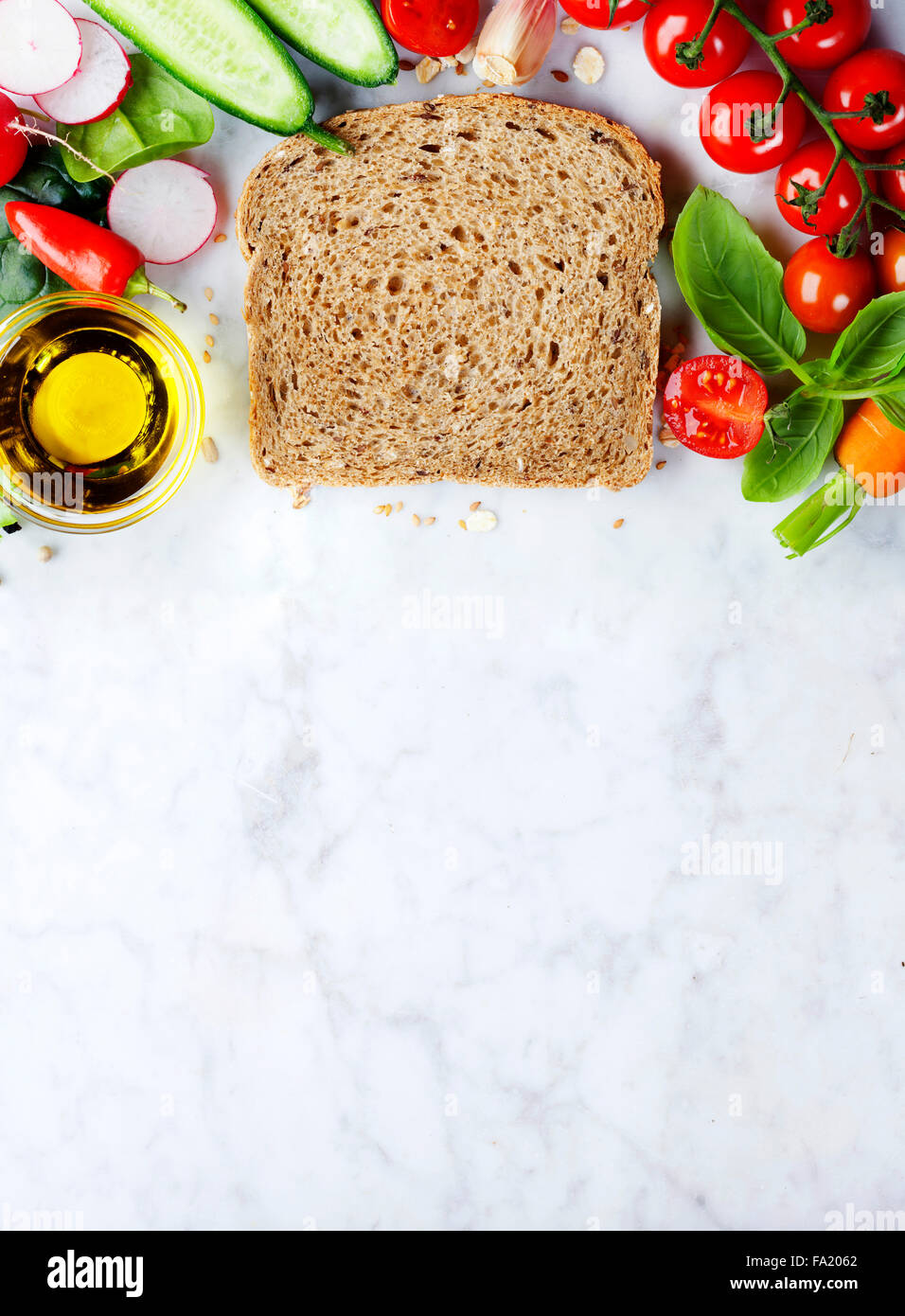 Scheibe ein Vollkornbrot und gesunde Bio-Gemüse für die Herstellung von Sandwiches. Gesund essen oder Kochen Konzept. Hintergrund Stockfoto