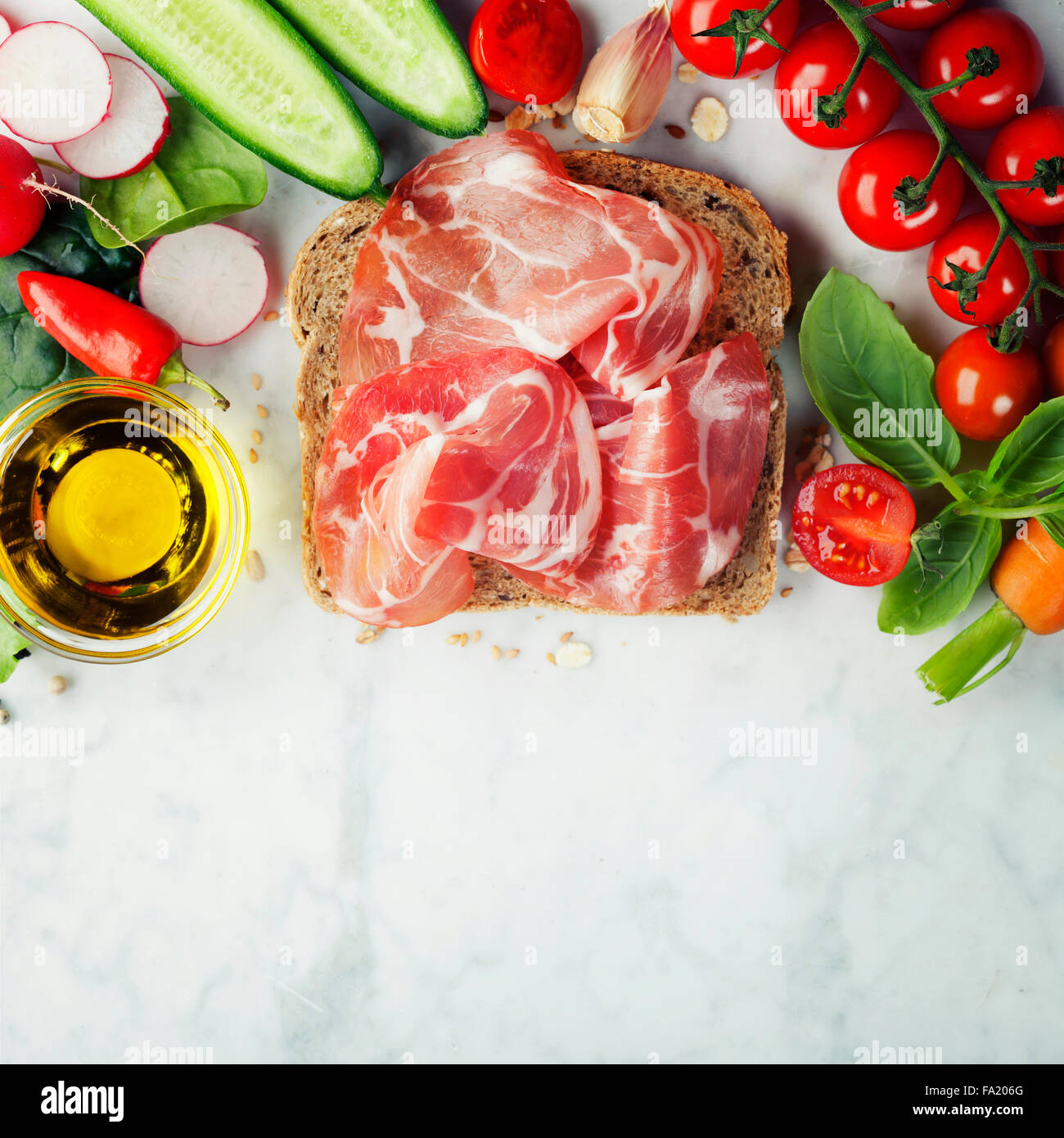 Scheibe ein Vollkornbrot und gesunde Bio-Gemüse für die Herstellung von Sandwiches. Gesund essen oder Kochen Konzept. Hintergrund Stockfoto