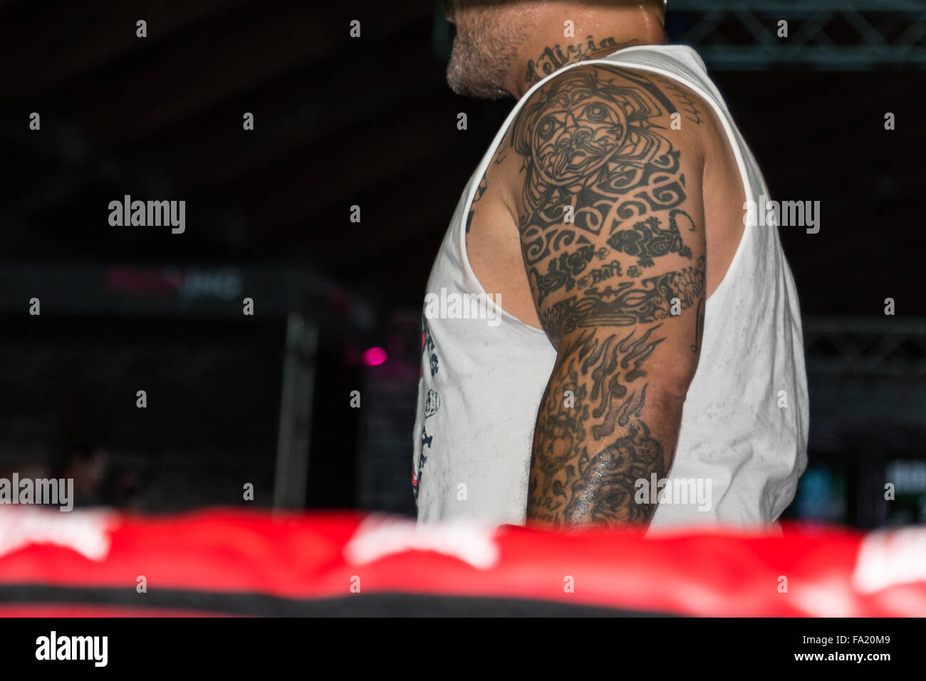 Boxers tätowierten Arm und Ring Seil Stockfoto