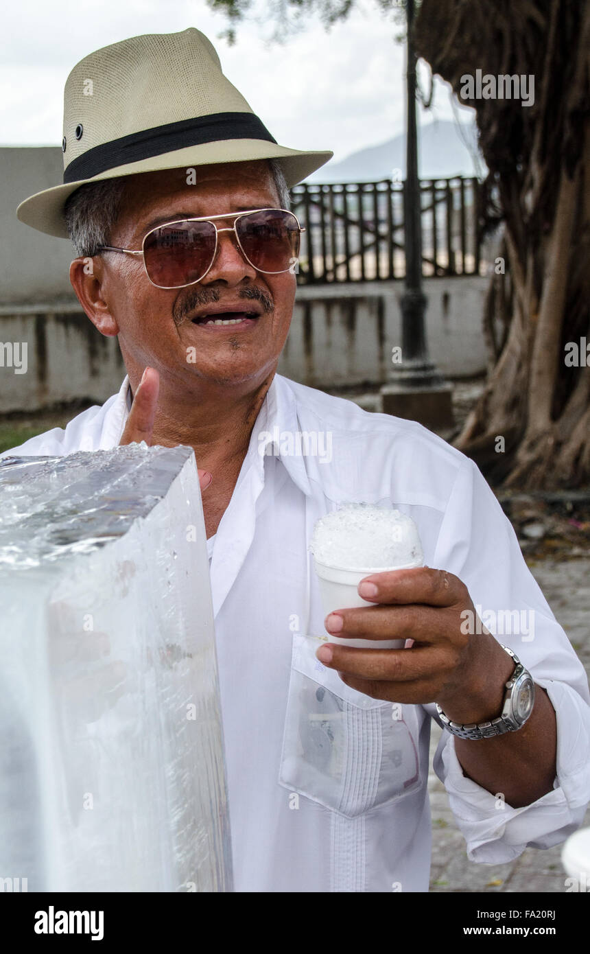 Rasiert Eis (Raspado) Hersteller, Panama-Stadt, Mittelamerika Stockfoto