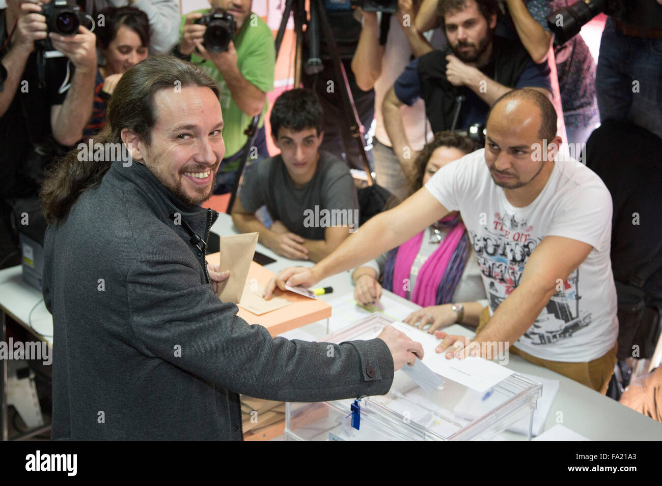 Madrid, Spanien. 20. Dezember 2015. Pablo Iglesias, Führer des linken Flügels Bildung Pademos, wirft seine Stimme in einem Wahllokal in Madrid, die Hauptstadt von Spanien, am 20. Dezember 2015. Die Parlamentswahlen in Spanien startete am Sonntag. © Javier/Xinhua/Alamy Live-Nachrichten Stockfoto