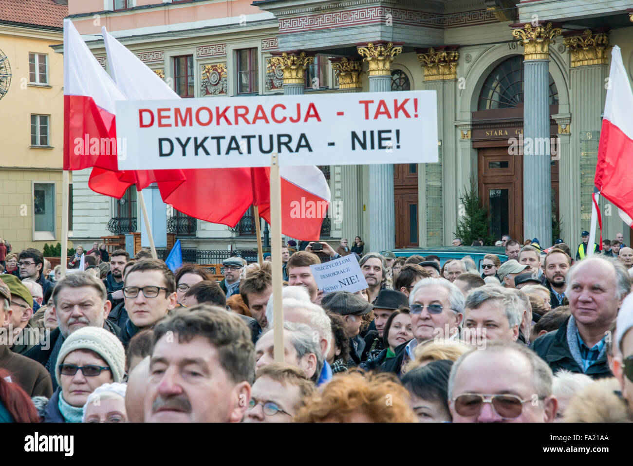 Wroclaw, Polen. 19. Dezember 2015. Anhänger des KOD, Ausschuss für die Demokratie zu verteidigen, demonstrieren gegen die Maßnahmen der neuen Regierung in Breslau, Polen, Credit: Witold Skrypczak/Alamy Live News Stockfoto