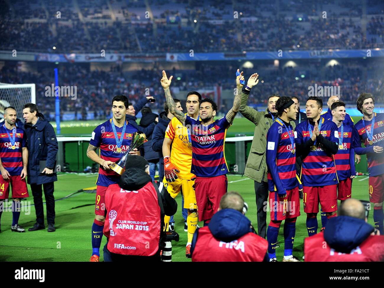 20 Dezember 2015 Yokohama Kanagawa Japan The F C Barcelona Kader Feiert Mit Seiner Trophae Nach Niederlage Das Spiel Zwischen Fc Barcelona Und C A Fluss Platte 3 0 Im International Stadium Yokohama Kredit Bild C