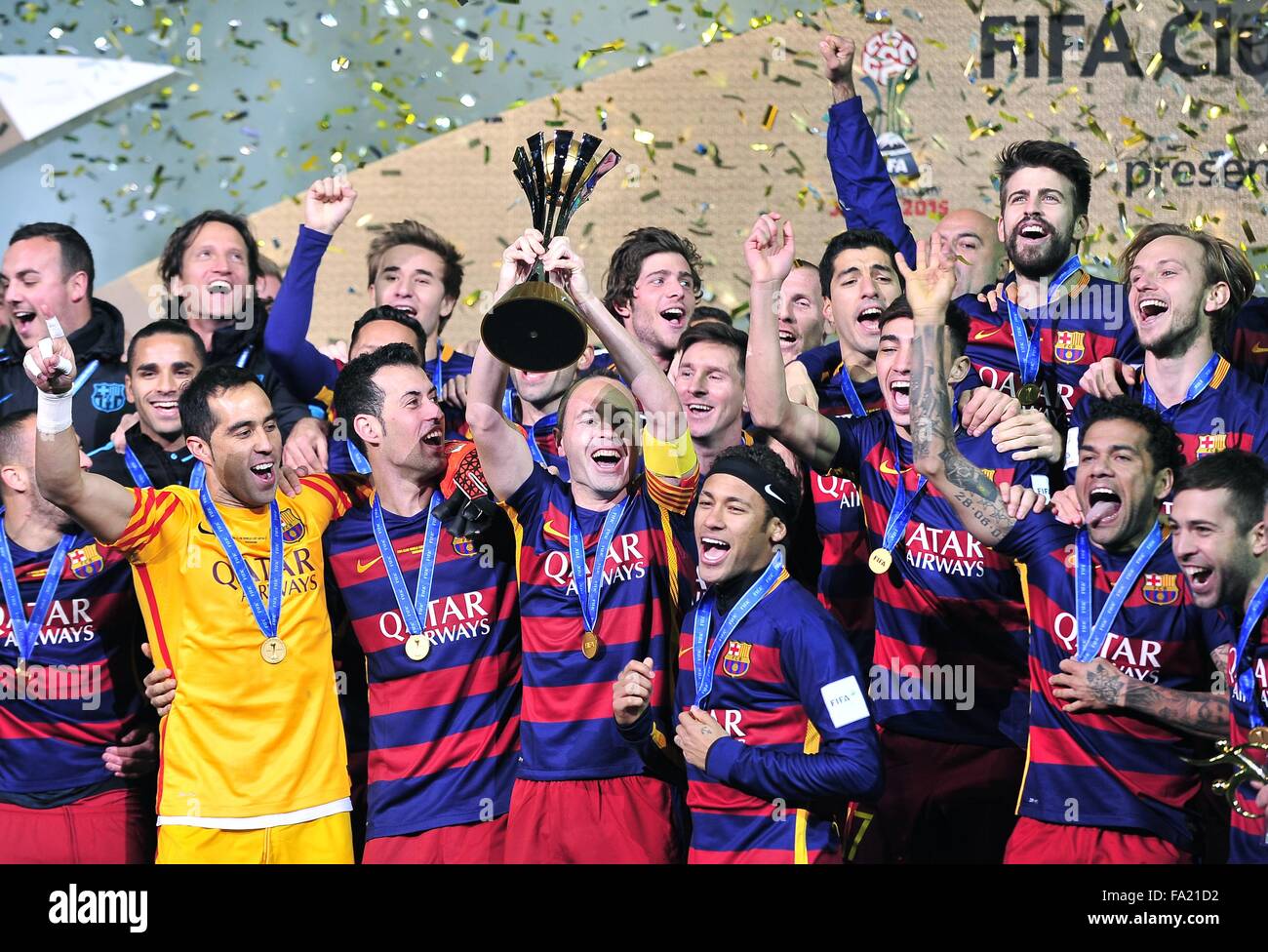 20 Dezember 2015 Yokohama Kanagawa Japan The F C Barcelona Kader Feiert Mit Seiner Trophae Nach Niederlage Das Spiel Zwischen Fc Barcelona Und C A Fluss Platte 3 0 Im International Stadium Yokohama Kredit Bild C