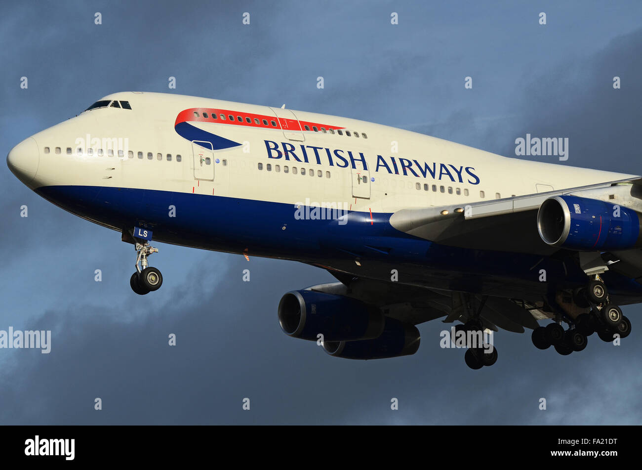 British Airways Boeing 747 -436 – Jet Airliner Flugzeug G-BNLS landet am Flughafen London Heathrow, Großbritannien. Jumbo-Jet Stockfoto