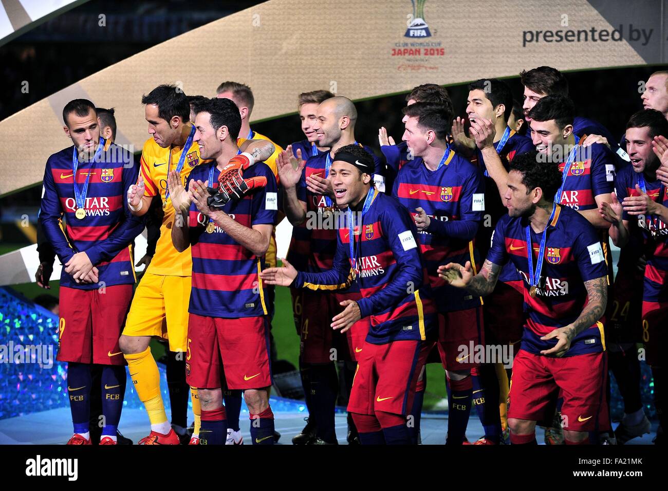 20 Dezember 2015 Yokohama Kanagawa Japan The F C Barcelona Kader Feiert Mit Seiner Trophae Nach Niederlage Das Spiel Zwischen Fc Barcelona Und C A Fluss Platte 3 0 Im International Stadium Yokohama Kredit Bild C