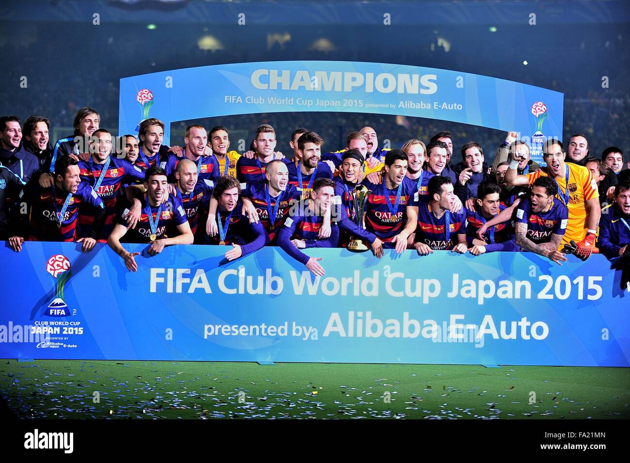 20 Dezember 2015 Yokohama Kanagawa Japan The F C Barcelona Kader Feiert Mit Seiner Trophae Nach Niederlage Das Spiel Zwischen Fc Barcelona Und C A Fluss Platte 3 0 Im International Stadium Yokohama Kredit Bild C