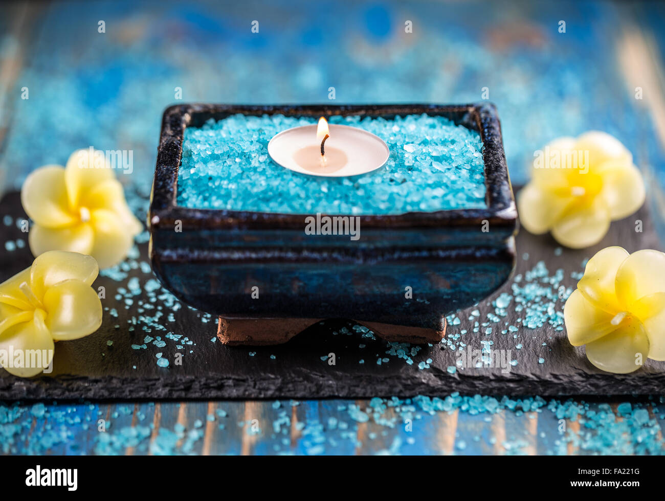 Ruhiges Spa Entspannung Einstellung, blaue Badesalz und Kerze Stockfoto