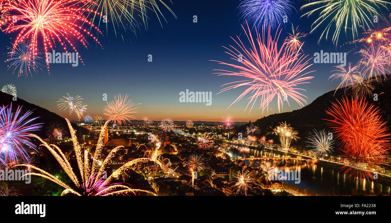 Festlichen Feuerwerk über der Stadt, Antenne Panoramablick auf das malerische Stadtbild von Heidelberg, Deutschland, in der Dämmerung Stockfoto