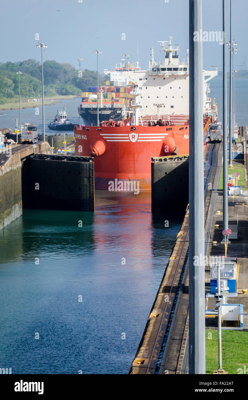 Bulk Carrier Panamax Schiff betreten Gatun Schleusen, Panama-Kanal. Panama Stockfoto