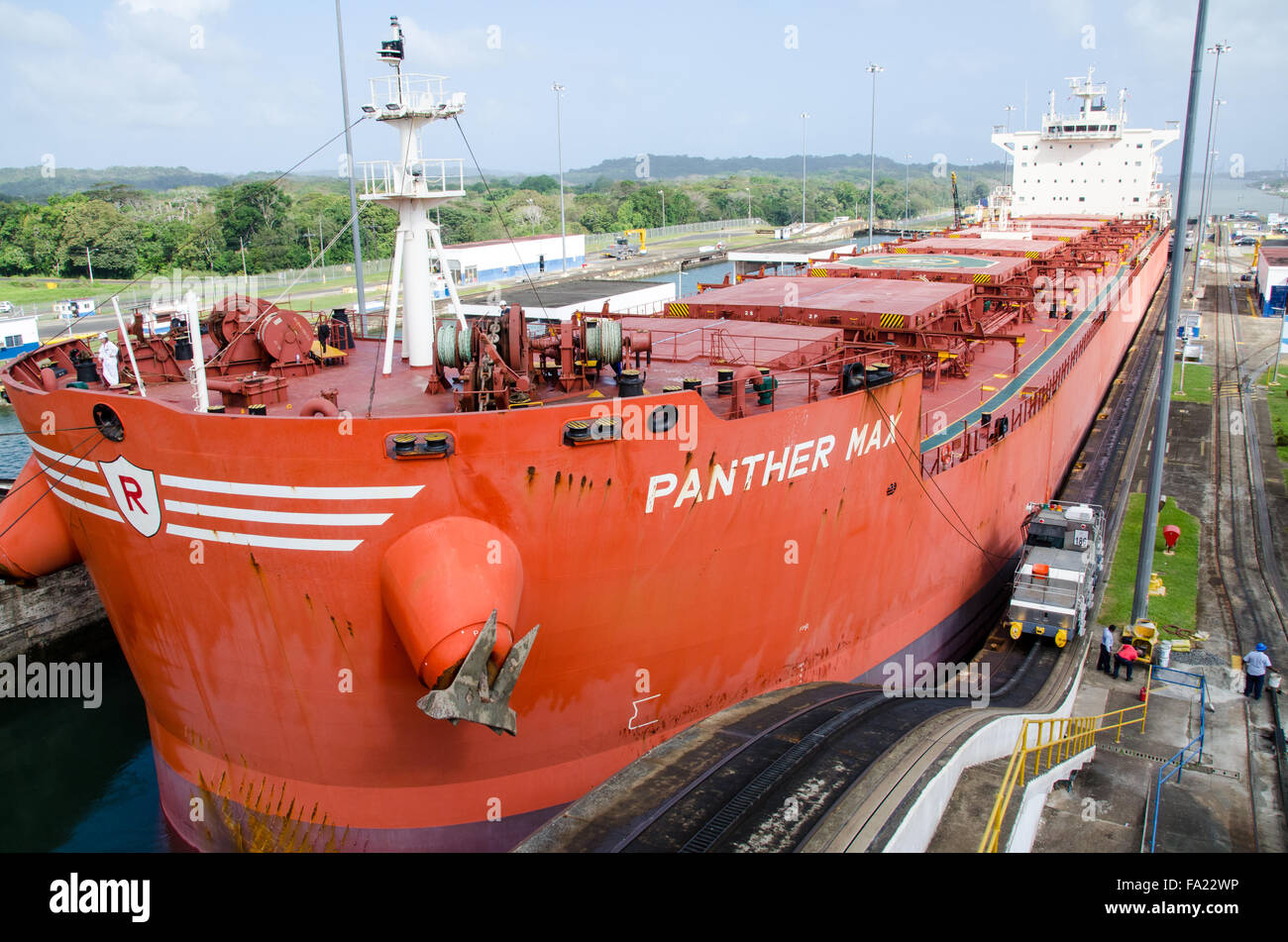 Bulk Carrier Panamax Schiff betreten Gatun Schleusen, Panama-Kanal. Panama Stockfoto