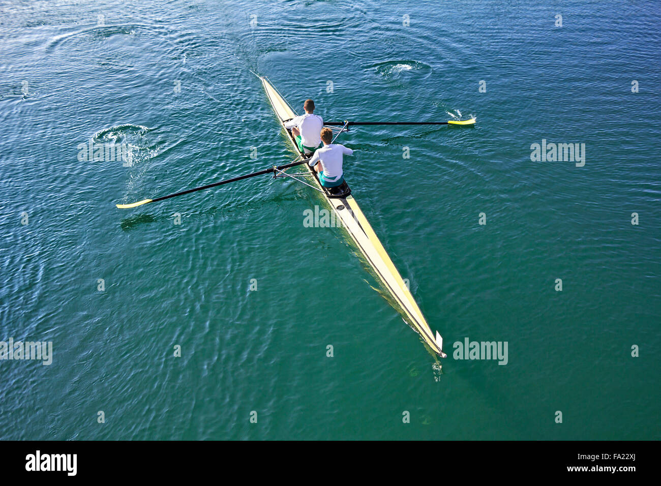 Boot Rudern Zwei Mann in einem Boot rudern auf dem ruhigen See Stockfotografie - Alamy