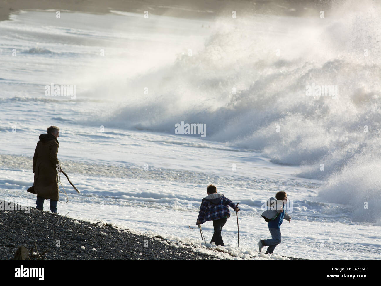 Aberystwyth, Wales, UK 20. Dezember 2015. Menschen nutzen die ungewöhnlich warme Witterung für die Zeit des Jahres. Starke Winde gemischt mit außergewöhnlich schönem Wetter. Bildnachweis: Trebuchet Fotografie/Alamy Live-Nachrichten Stockfoto