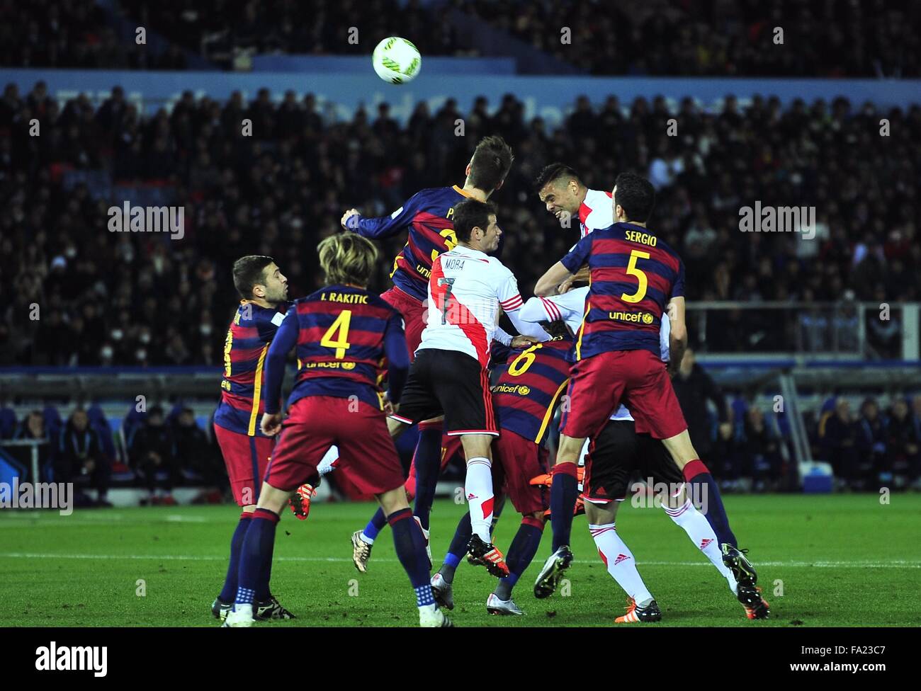 Yokohama, Kanagawa, Japan. 20. Dezember 2015. River Plate Verteidiger GABRIEL MERCADO (R) leitet den Ball während des Spiels zwischen FC. Barcelona und C.A River Plate im International Stadium Yokohama. © Marcio Machado/ZUMA Draht/Alamy Live-Nachrichten Stockfoto