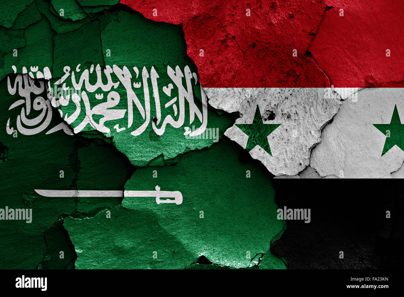 Flaggen der Saudi Arabien und Syrien auf rissige Wand gemalt Stockfoto