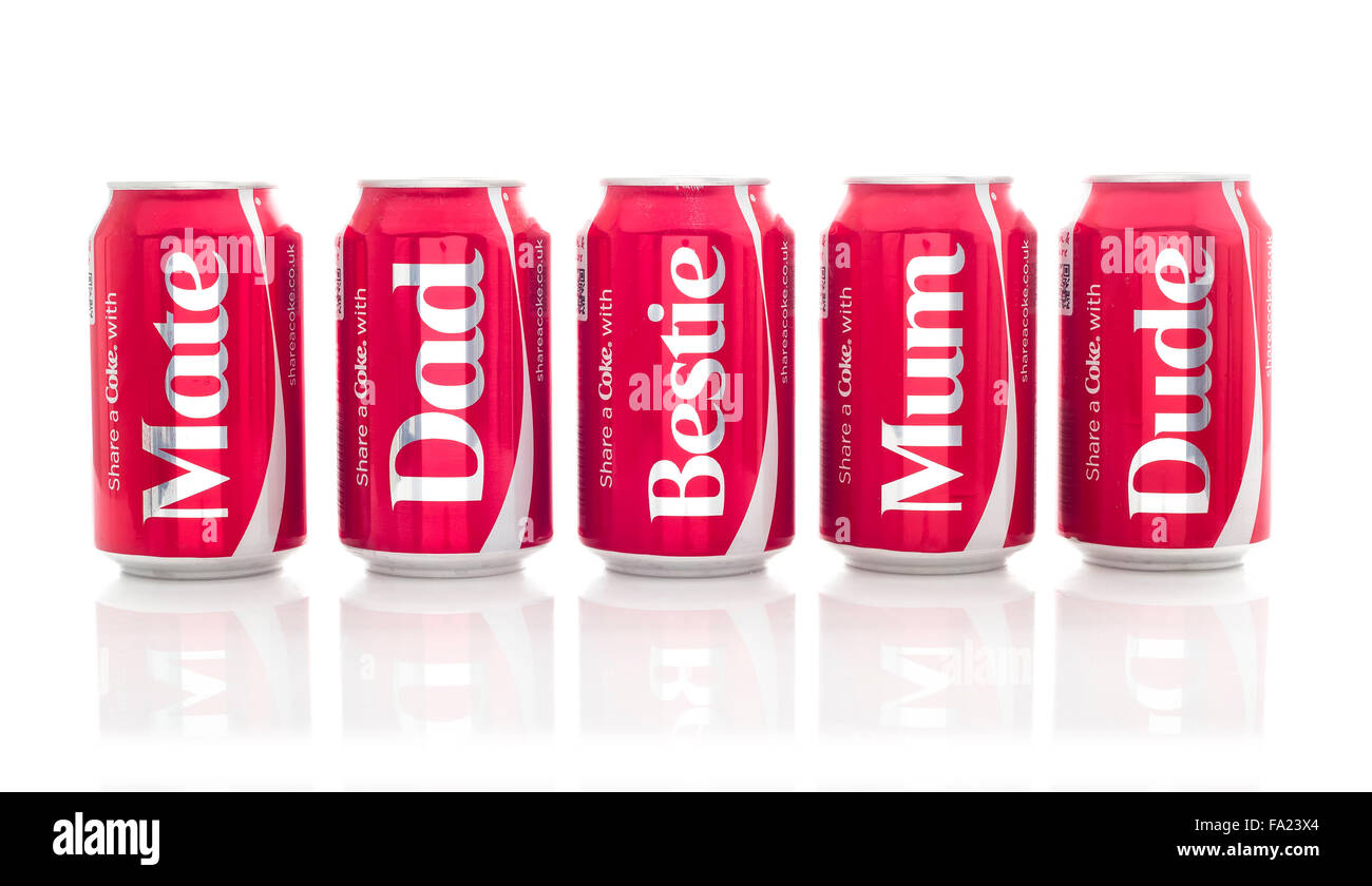 Fünf Dosen von Coca-Cola, teilen eine Cola mit Mama, Papa, Mate. Bestie und Dude auf weißem Hintergrund Stockfoto
