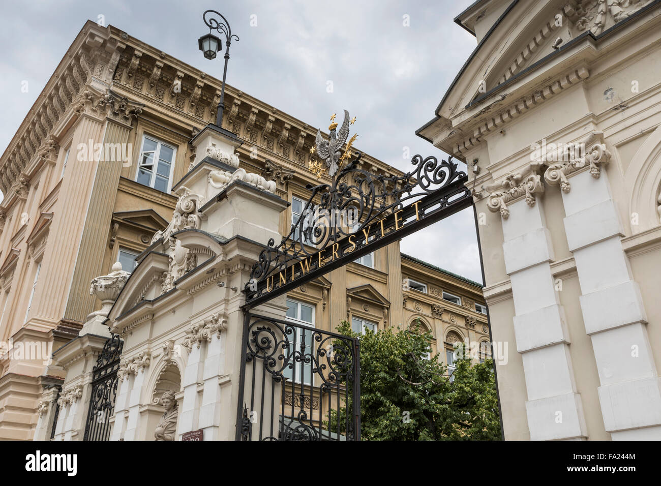 Warschau - 9. Juli 2015: The Main Gate an der Universität Warschau, entworfen von Stefan Szyller in Neo-barocken Stil um 1900 w Stockfoto