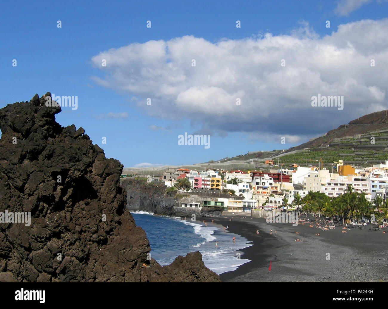 Blick auf den Strand von Puerto Naos, La Palma. Diese spanische Insel hat eine schwarze Vulkanstrand. Stockfoto