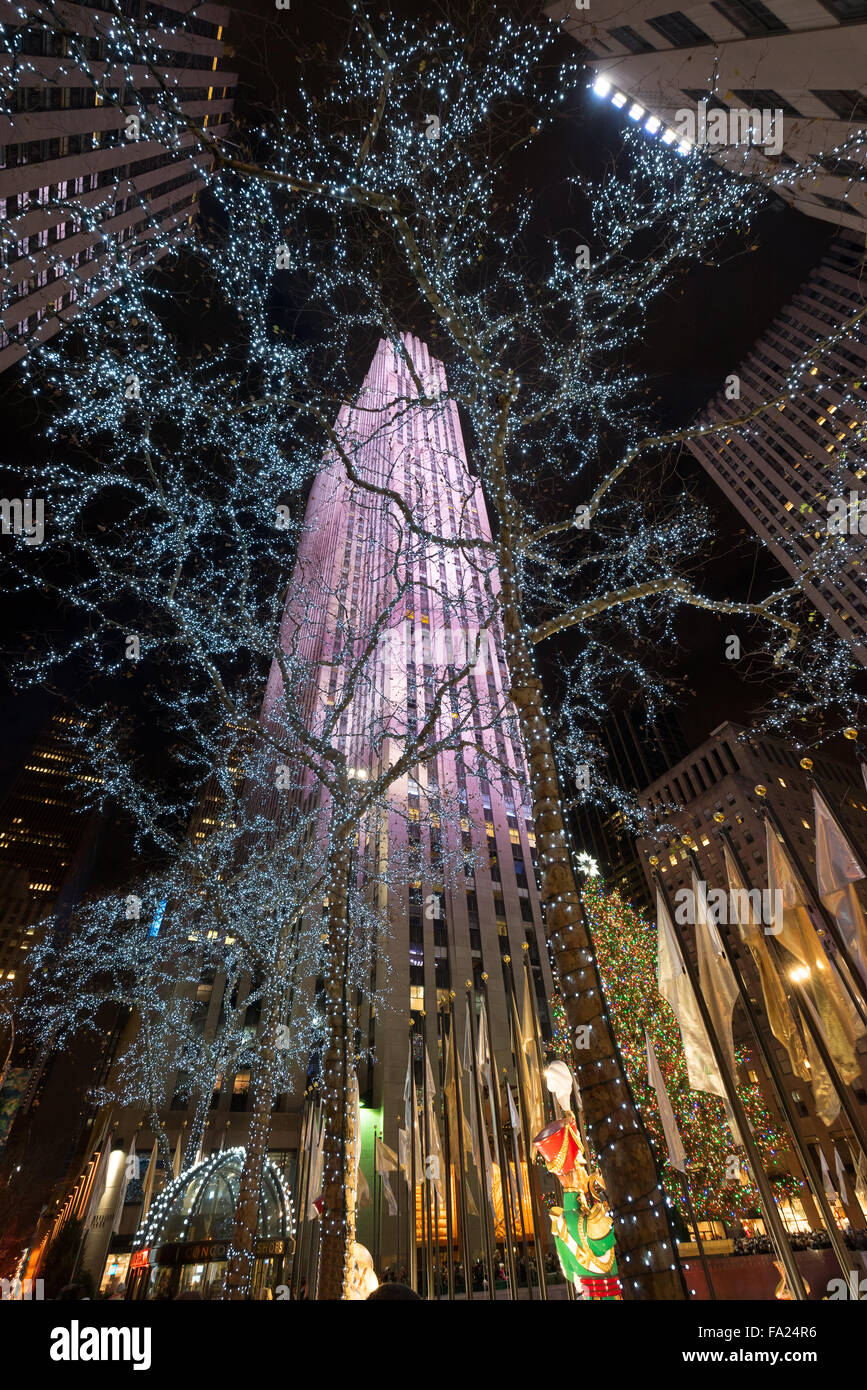 Winter Urlaub Lichter und Weihnachtsdekorationen an Rockefeller Plazza mit Rockefeller Center, Midtown Manhattan, New York City. Stockfoto