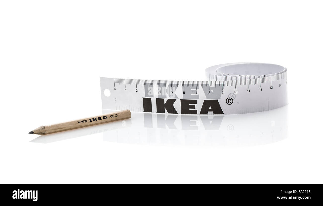 IKEA Bleistift und Maßband auf weißem Hintergrund, 1943 in Schweden  gegründet Stockfotografie - Alamy