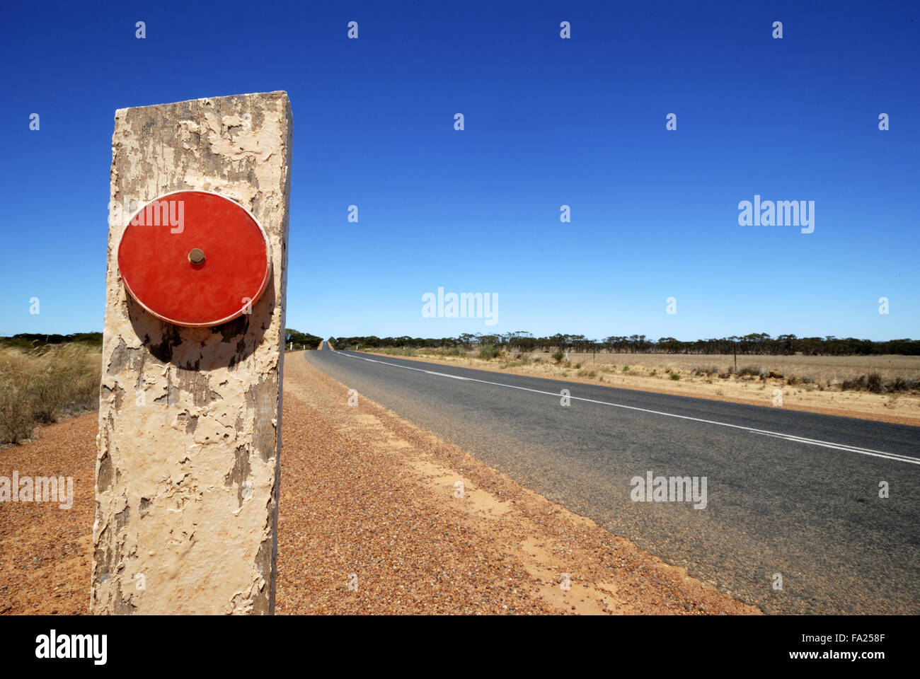 roten Reflektor am Eyre Highway in South Australia Stockfoto