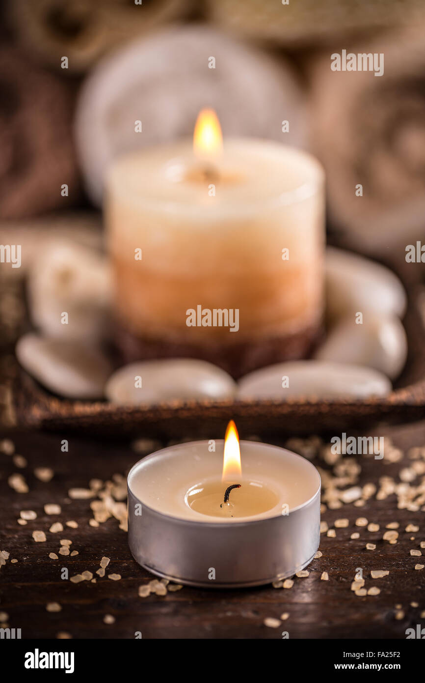 Nahaufnahme der brennenden Kerze auf unscharfen Hintergrund Stockfoto
