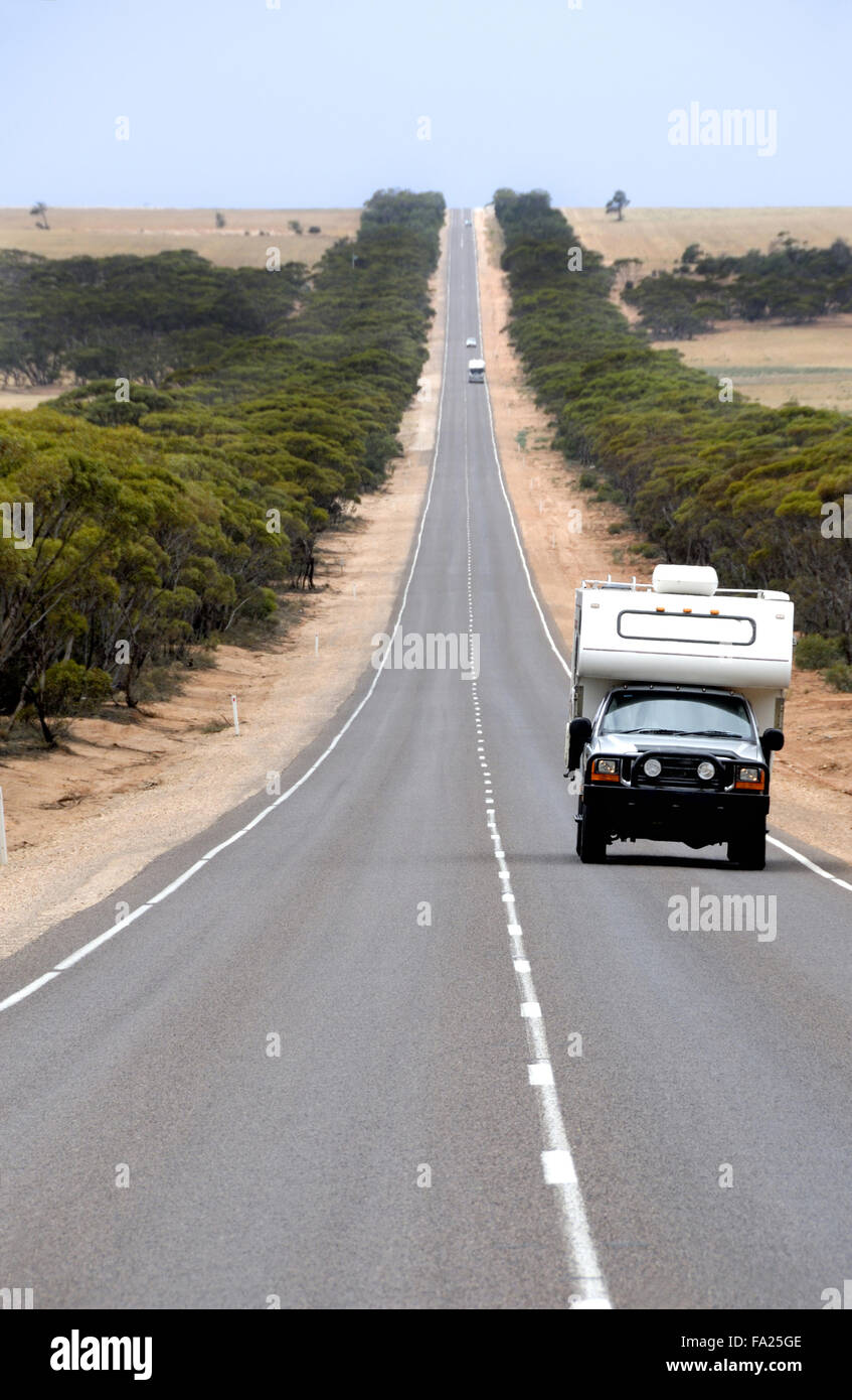 Wohnmobil am Eyre Highway in Südaustralien Stockfoto