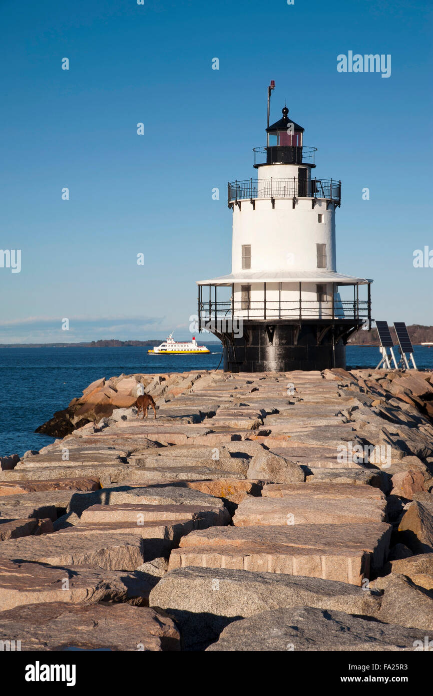 Spring Point Lighthouse guides tourboat betreten und verlassen den Hafen von Portland in Maine. Es liegt am Ende einer rock Wellenbrecher im Fort Preble. Stockfoto
