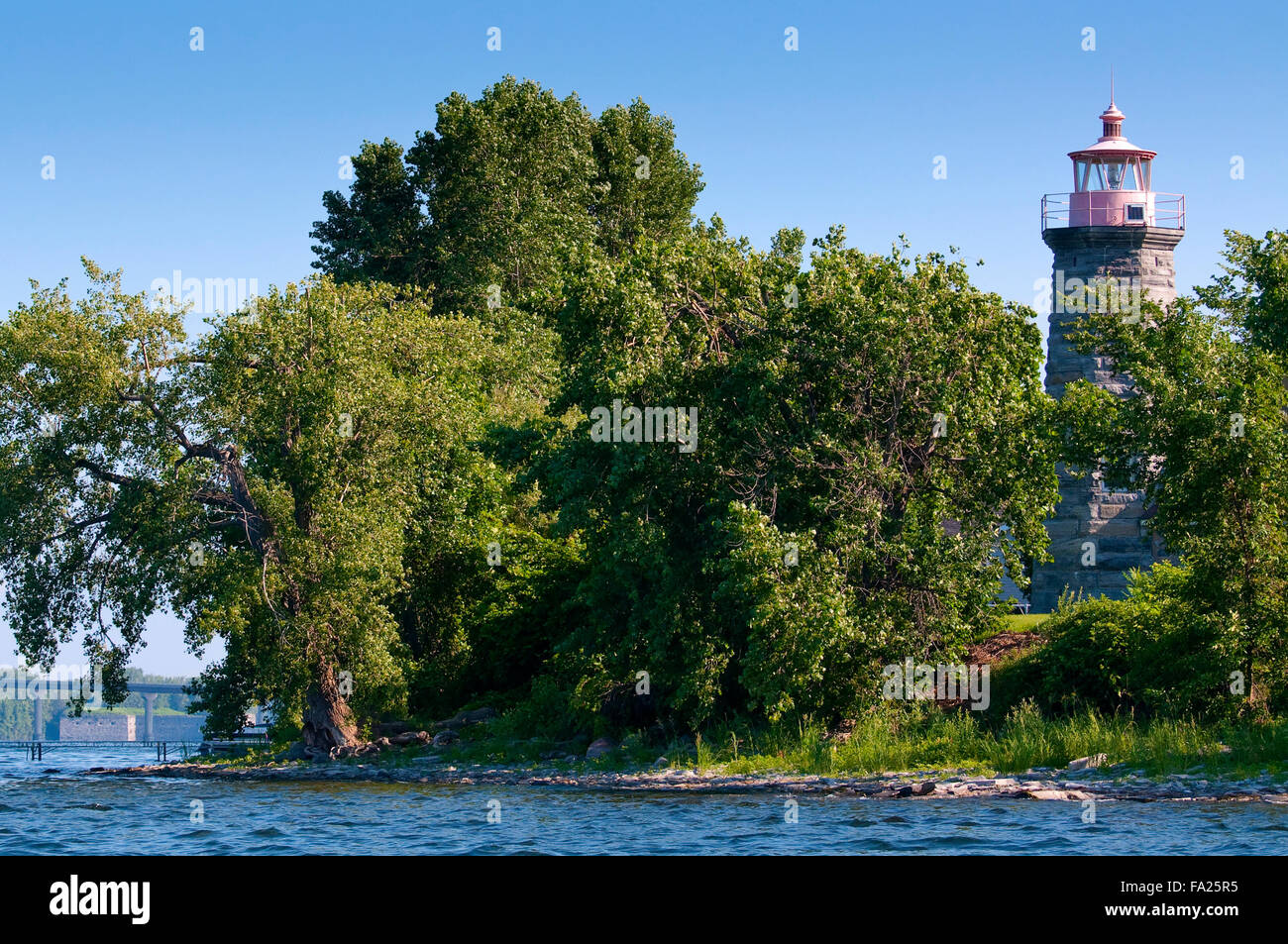 Stein Turm von Windmill Point Lighthouse umgeben von grünen Bäumen am Ufer des Lake Champlain in Vermont. Stockfoto