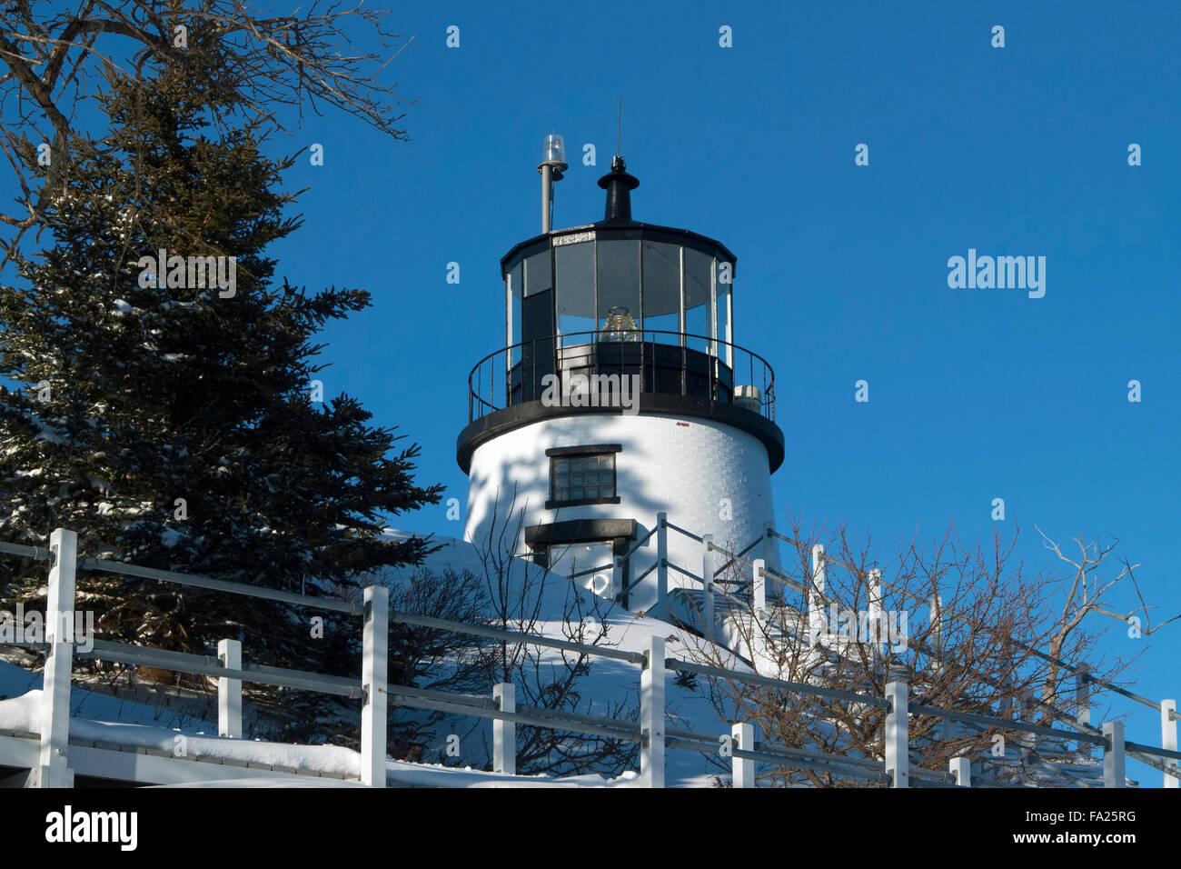 Owls Head Lighthouse Tower durch Schnee in Mid coast Maine umgeben. Stockfoto