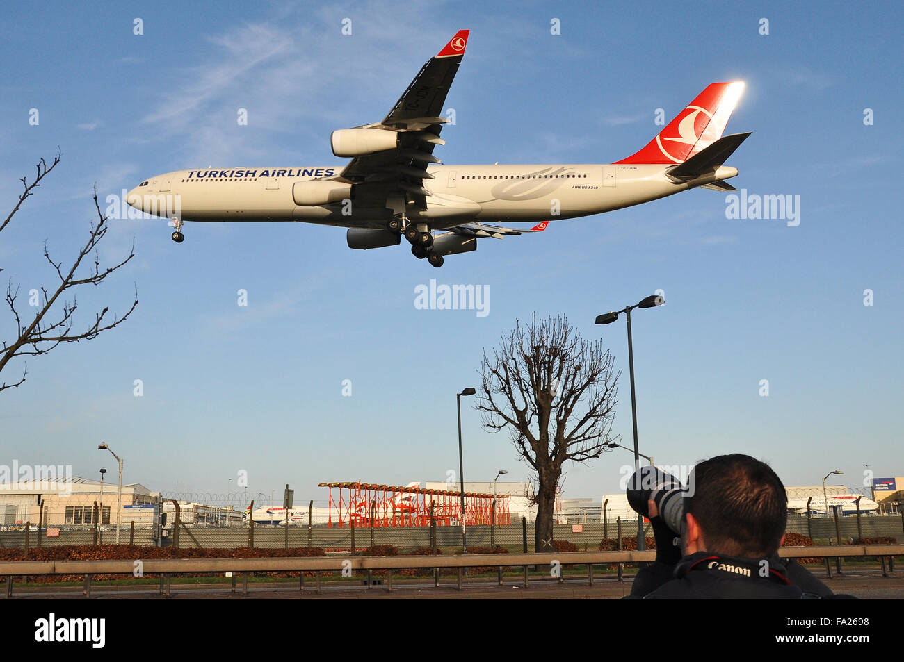 Turkish Airlines Airbus A340-311-Jet Airliner Flugzeug TC-JDM Landung in  London Heathrow mit einem "Spotter" fotografieren. Myrte. Platz für Kopie  Stockfotografie - Alamy