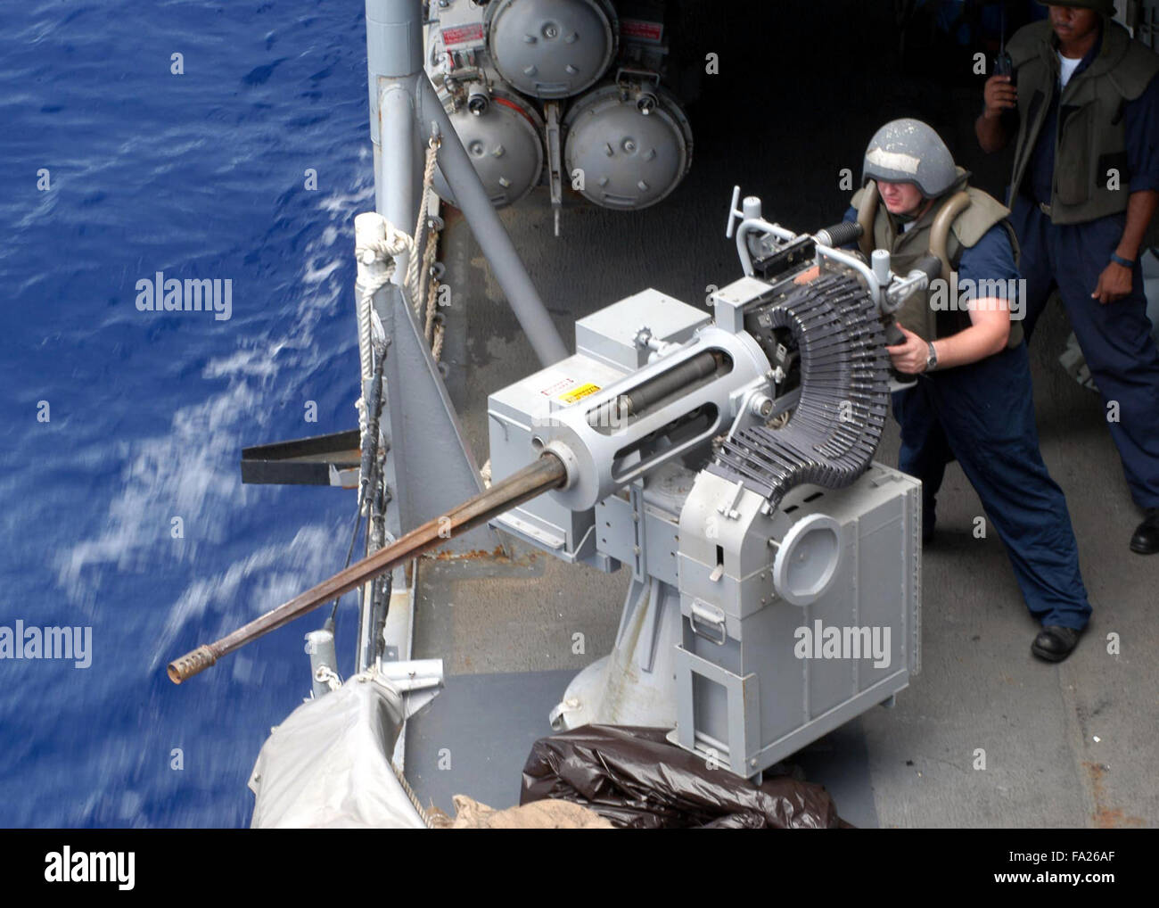 Operations Specialist verteidigt das Schiff mit einem Mark 38 .25 mm Maschinengewehr während einer Übung kleines Boot an Bord der Lenkflugkörper Fregatte USS Ingraham Stockfoto
