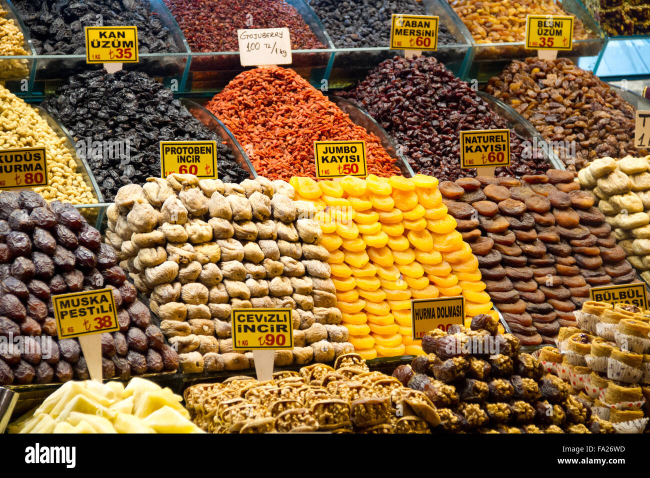 getrocknete Früchte, Tee, Gewürze und Süßigkeiten in der ägyptischen Basar von Istanbul. Stockfoto
