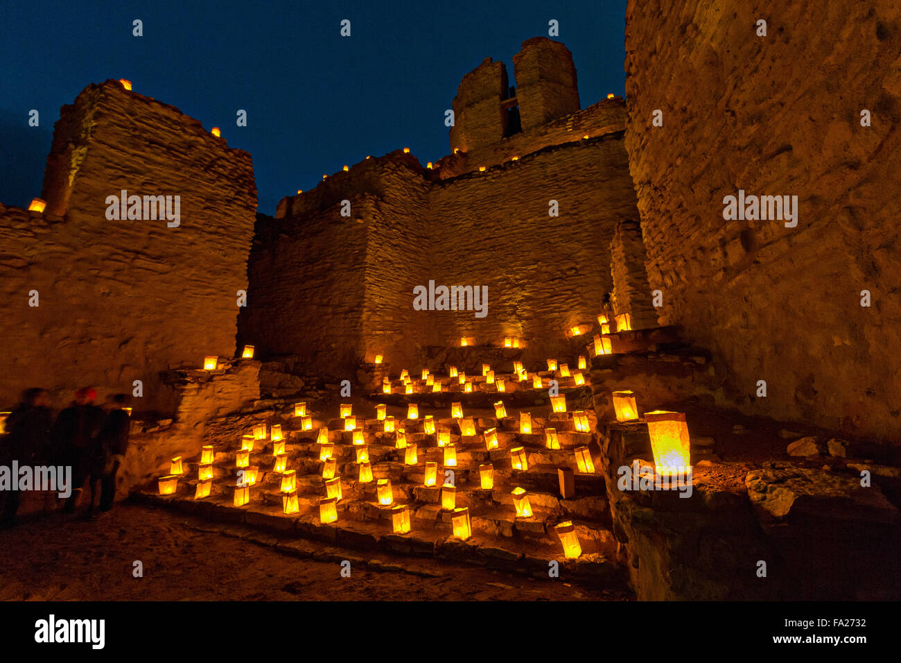 Menschen sehen die Ruinen von San José de Los Jémez Mission Teil der historischen Stätte, Jemez beleuchtet von Hunderten von kleinen Papierlaternen, bekannt als Luminaria zu feiern die Ferienzeit 12. Dezember 2015 in Jemez Springs, New Mexico. Die Webseite ist in der Jémez Indian Pueblo und enthält eine frühe 17. Jahrhundert Mission Komplex. Stockfoto