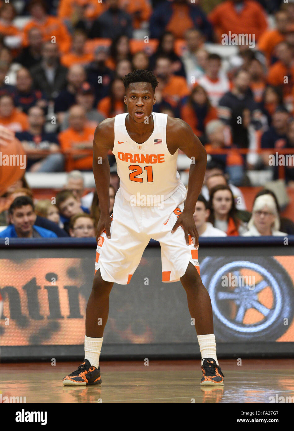 Syracuse, NY, USA. 19. Dezember 2015. Syrakus leiten Sie Tyler Roberson (21) während der ersten Hälfte des Spiels wie Syrakus besiegt Cornell 67 46 im Carrier Dome in Syracuse, NY. Foto: Alan Schwartz/Cal Sport Media/Alamy Live-Nachrichten Stockfoto