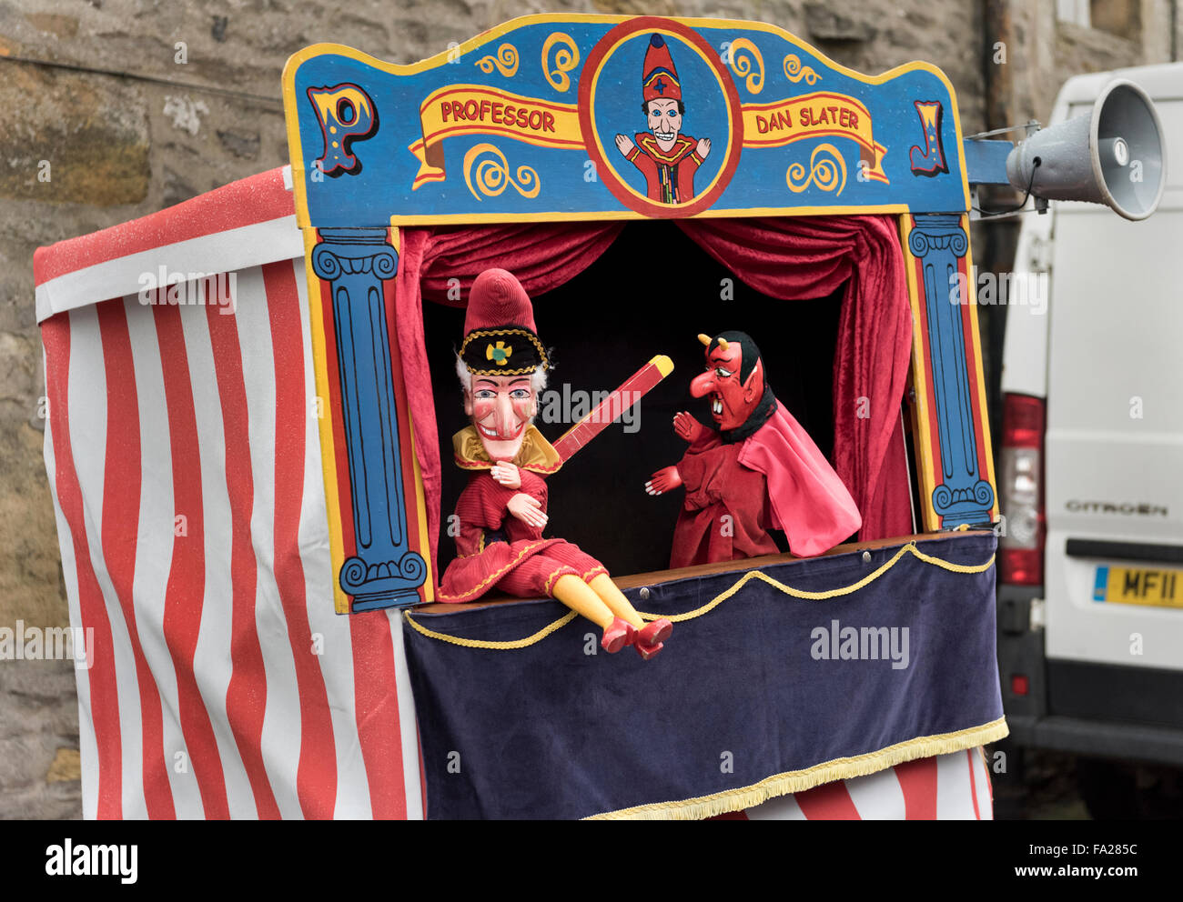 Traditionelle Punch and Judy Show im Grassington Dickens Festival, North Yorkshire, Dezember 2015 Stockfoto