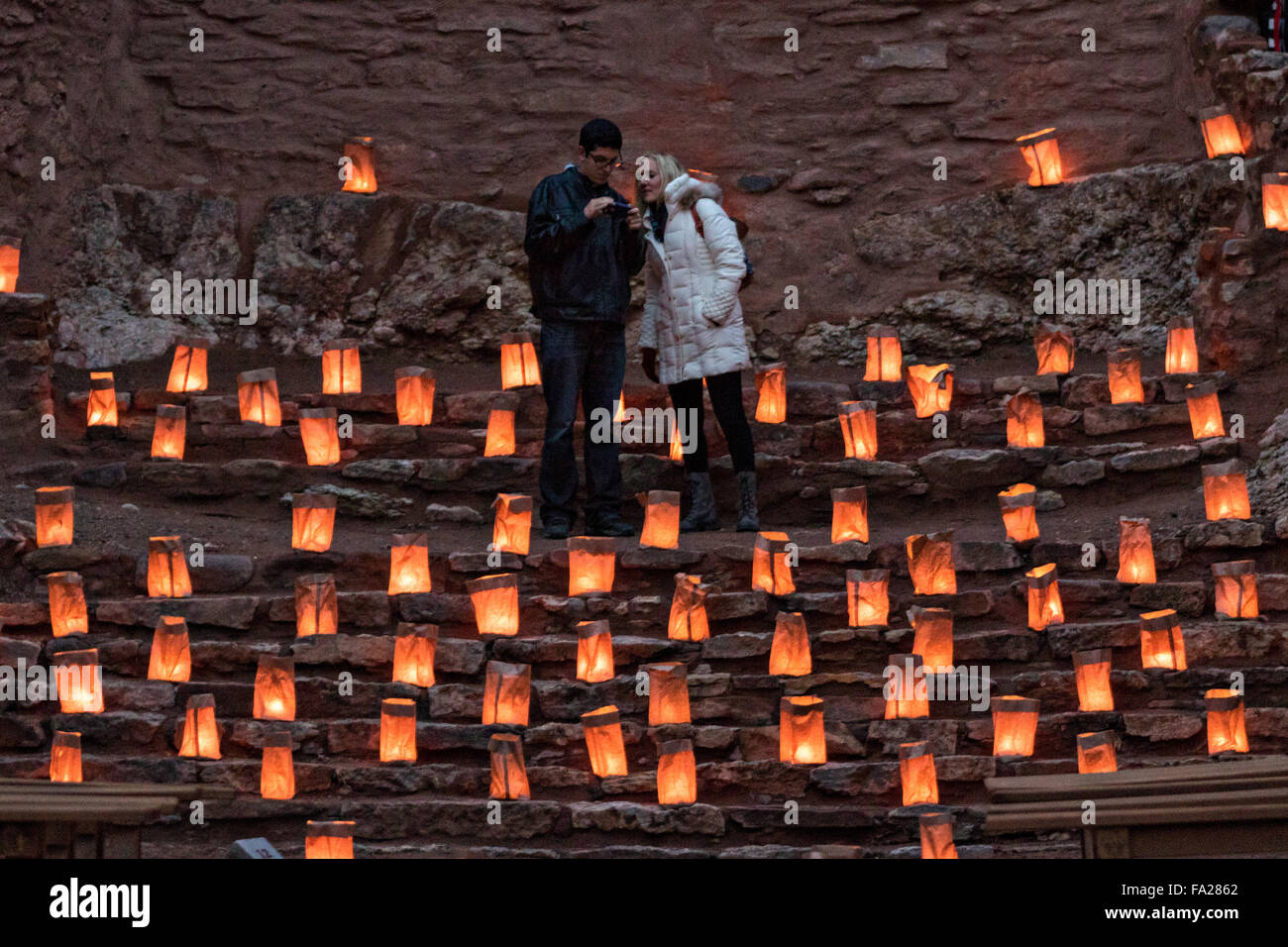 Ein paar Blicke auf die Ruinen von San José de Los Jémez Mission Teil der historischen Stätte, Jemez leuchtet von Hunderten von kleinen Papierlaternen, bekannt als Luminaria zu feiern die Ferienzeit 12. Dezember 2015 in Jemez Springs, New Mexico. Die Webseite ist in der Jémez Indian Pueblo und enthält eine frühe 17. Jahrhundert Mission Komplex. Stockfoto