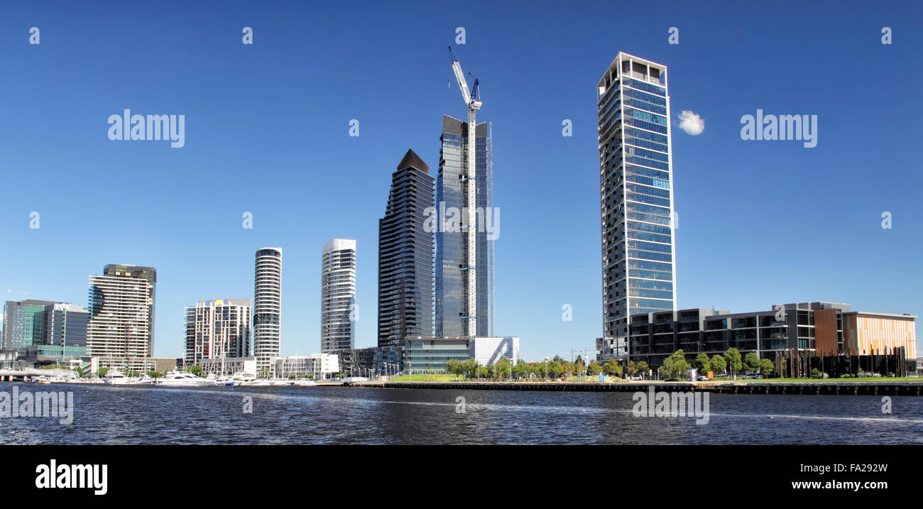 Blick von den Yarra River in Melbourne, Victoria, Australien, an einem sonnigen Sommertag. Stockfoto